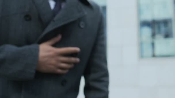Мужчина с сердечным приступом на улице, трогает грудь и страдает болью, здоровьем — стоковое видео