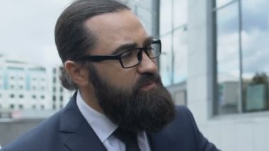 İş arkadaşı destekçisi, migren ağrısı ve stresli bir hayat yaşıyor.