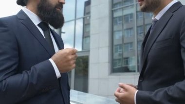 Başarılı iş ortakları açık havada ortaklık projesini, takım çalışmasını tartışıyor