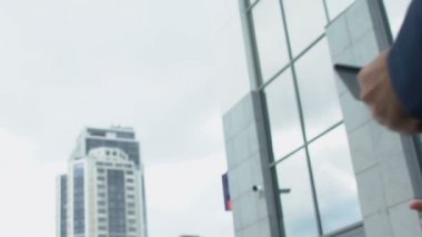 Sabit ofis hayatı yüzünden sırt ağrısı çeken bir adam, iş arkadaşı yardım ediyor.
