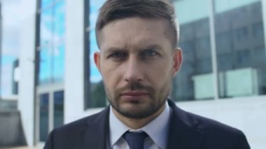 Sokakta yüz maskesi takan endişeli adam, ekoloji sorunları, farkındalık