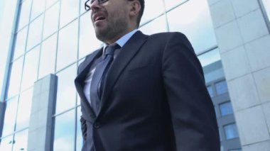 Mutsuz iş adamı sırt ağrısı, ofis çalışmalarından kaynaklanan omurga sağlığı sorunu