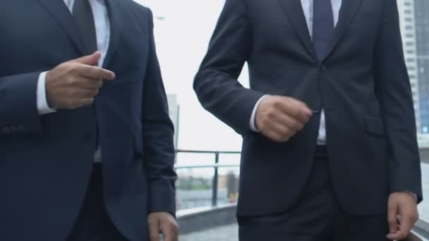 Empresarios caminando al aire libre, hombre con dolor en el pecho y sofocante, emergencia — Vídeo de stock