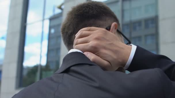 Vue de dos de l'homme d'affaires ayant mal au cou, épuisé après un travail de bureau sédentaire — Video