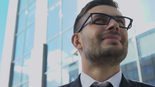 Emocionado joven empresario mirando alrededor de la calle, feliz con el éxito de la puesta en marcha — Vídeo de stock