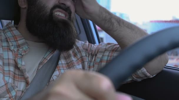 Conductor masculino de mediana edad cansado con dolor de cabeza en el tráfico, roce de las sienes — Vídeo de stock