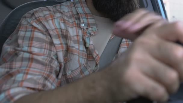 Conductor haciendo ejercicio en el coche para aliviar el dolor de hombro, inflamación de las articulaciones — Vídeo de stock