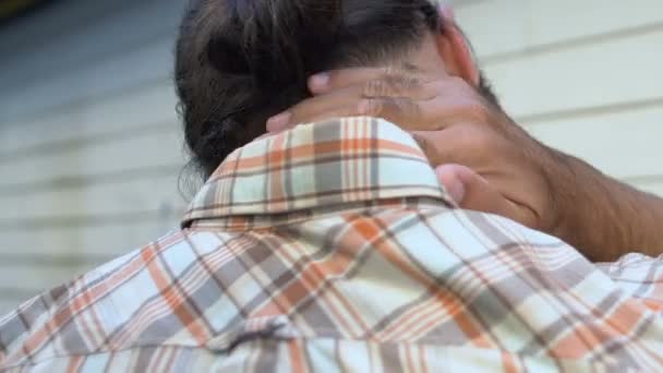 Homme fatigué frottant le cou, épuisé après un dur travail physique, problèmes de santé — Video