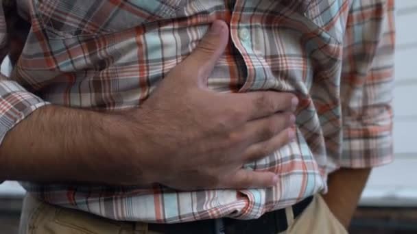 Uomo adulto che ha problemi di indigestione, toccare lo stomaco, gonfiore addominale — Video Stock