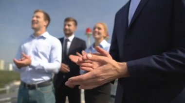 Şirket çalışanları açık havada alkışlıyor, proje sunumu, iş etkinliği
