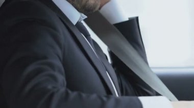 Araba sürmeden önce sürücünün emniyet kemeri takması, yol güvenliği kuralları