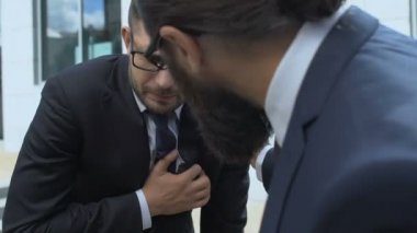 İş adamı iş yerinden doktor arıyor. Göğüs ağrısı, iş yerinde kalp krizi.