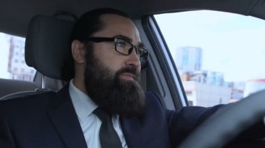 Üzgün işadamı arabada oturuyor, sorunları düşünüyor, sıkıntılı hissediyor.