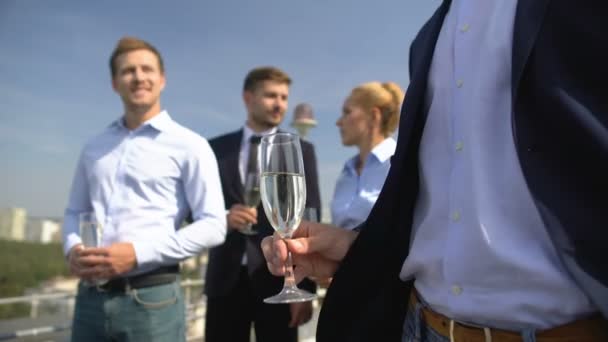 Copa de vino en la mano del hombre de negocios, colegas de oficina en el evento de la azotea, conferencia — Vídeos de Stock