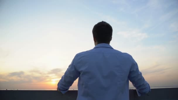 Verstoorde man leunend op balkon leuningen, denken over het leven problemen, depressie — Stockvideo