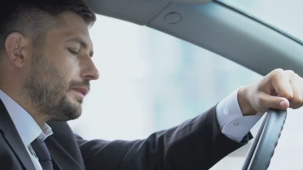 Ongelukkig man zit verdrietig in auto, gaat door midlife crisis, zich hulpeloos voelen — Stockvideo