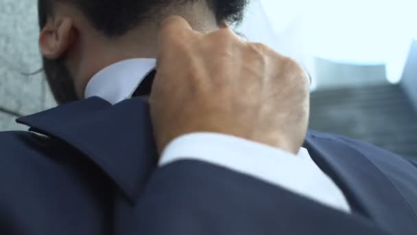 Крупным планом бизнесмен трогает грудь, задыхаясь, у него сердечный приступ на улице — стоковое видео