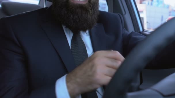 Бизнесмен, у которого сердечный приступ в машине, трогает грудь, нуждается в экстренной помощи — стоковое видео