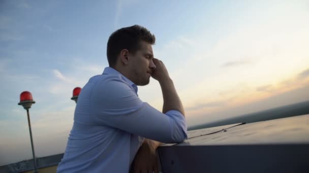 Depressziós férfi tartja a fejét, áll a tetőn, szenved egészségügyi problémák — Stock videók
