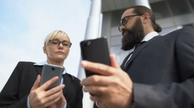 İş ortakları, modern teknolojiyi tartışmak ve kabul etmek için araçlar kullanıyorlar.