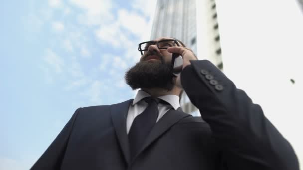 Chefe irritado falando no telefone, conversa de negócios desagradável com o empregado — Vídeo de Stock