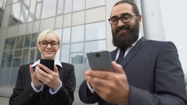 Akıllı telefonlarda mobil uygulamalar kullanan başarılı iş ekibi, yüksek teknoloji. — Stok video