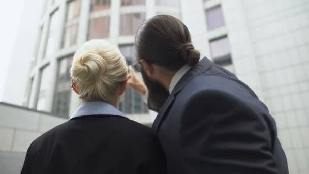 Hombre abusando de mujer en reunión de negocios, señora deja de acosador, protección de derechos — Vídeos de Stock