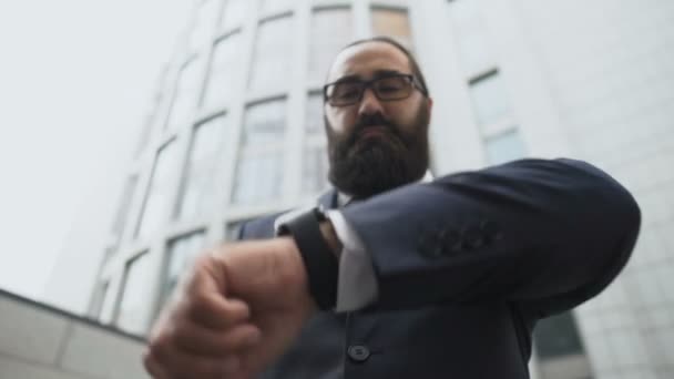 Nervös affärsman tittar på armbandsur, sent för möte, tidshantering — Stockvideo