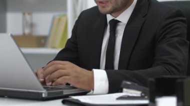 Ofiste çalışan bir iş adamı. Ağrılı bilek masajı, eklem iltihabı.