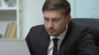 Yorgun iş adamı mesai saatlerinde esniyor ve ofiste uyuyor.