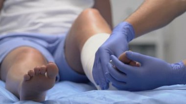 Doktorun hastaları muayene etmesi elastik bandaj, travma rehabilitasyon ilaçları...