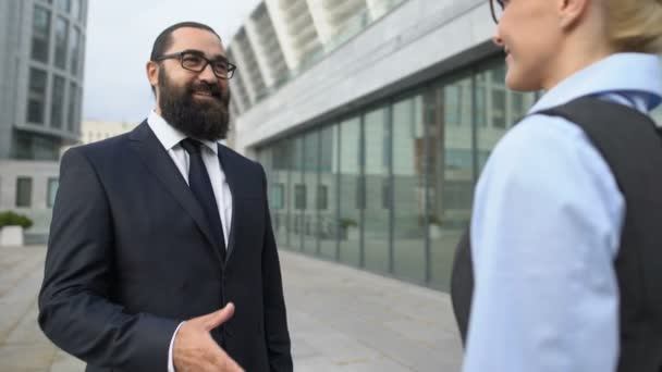 Geschäftspartner Händeschütteln, Kennenlernen vor der Zusammenarbeit, Teamwork — Stockvideo