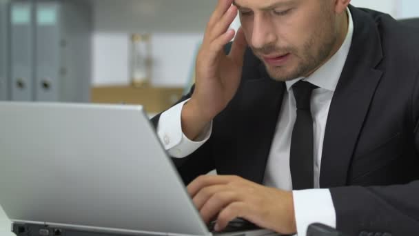 Bedrijf baas werken aan laptop, masseren pijnlijke tempels, migraine probleem — Stockvideo