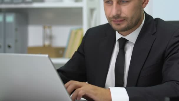 Biznesmen pracujący na laptopie nagle odczuwa ostry ból szyi, siedzący tryb życia — Wideo stockowe