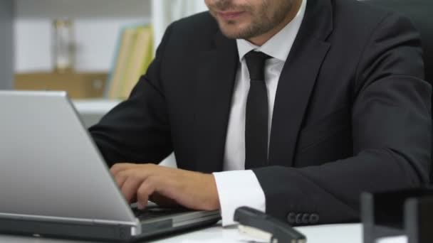 Uomo d'affari oberato di lavoro sensazione di dolore al petto, rischio di infarto, stress — Video Stock