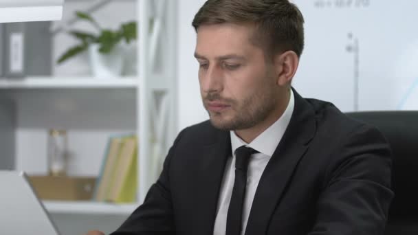 Ernstige mannelijke manager werkt op laptop plotseling gevoel scherpe pijn in de schouder — Stockvideo