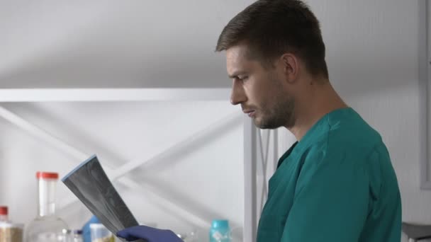 Doctor estudiando resultado de rayos X triste paciente femenina con cuello cervical de espuma — Vídeos de Stock