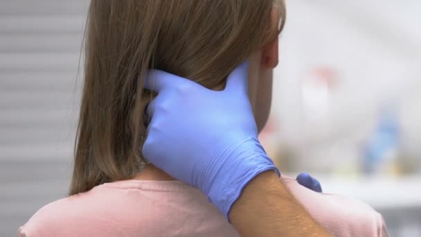トリガーゾーン女性患者の首の手動セラピスト検査,バックビュー — ストック動画