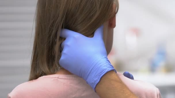 Examen manual del terapeuta de la zona desencadenante mujeres pacientes cuello, vista posterior — Vídeo de stock