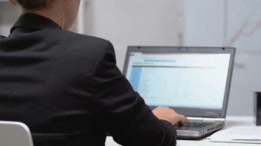 Dizüstü bilgisayarda yazan kadın işçi, ağrı kesici, eklem iltihabı, sağlık