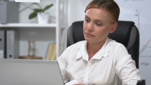 Donna d'affari malata che starnutisce nei tessuti sul posto di lavoro, febbre stagionale, epidemia — Video Stock