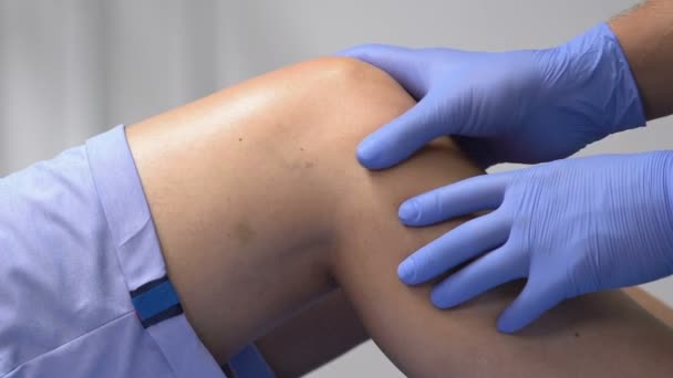 Arts aanraken en onderzoeken vrouwelijke pijnlijke knie, gezondheidszorg, geneeskunde — Stockvideo