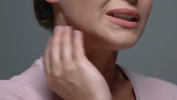Грустная женщина массирует зону спускового крючка в шее, страдает болью, сидячий результат жизни — стоковое видео
