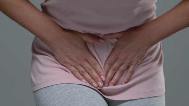 Женщина с нижним животом, страдает предменструальным синдромом, гормоном — стоковое видео