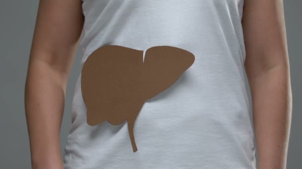 Feminino mostrando símbolo de fígado na câmera, problema de saúde de cirrose, sintomas — Vídeo de Stock