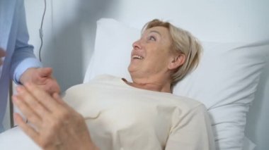 Annesi oğlunun onu klinikte ziyaret etmesine sevinecek. Aile desteği, sağlık hizmetleri.