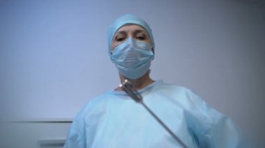 Profesyonel kadın cerrah ameliyathanede ameliyat yapıyor.