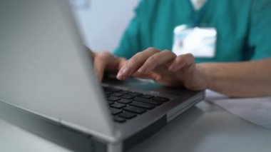 Bilgisayarda yazan hemşire, çevrimiçi tıbbi belgeleri tamamlama, danışma