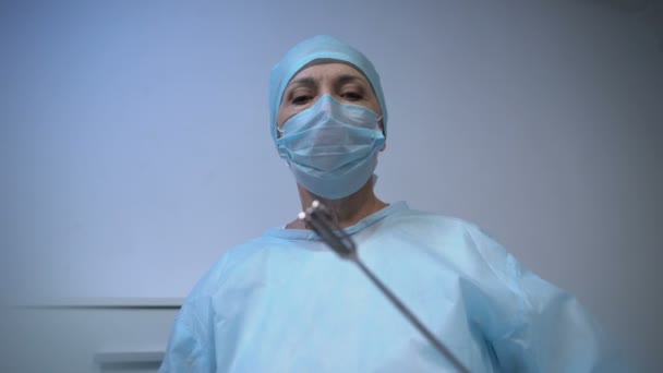 Профессиональная женщина-хирург проводит операции в операционной, медицине — стоковое видео