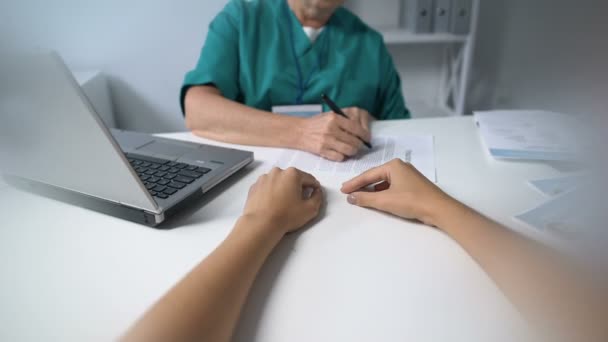 Mujer cirujana subrayando artículos obligatorios en forma de seguro médico, atención médica — Vídeo de stock